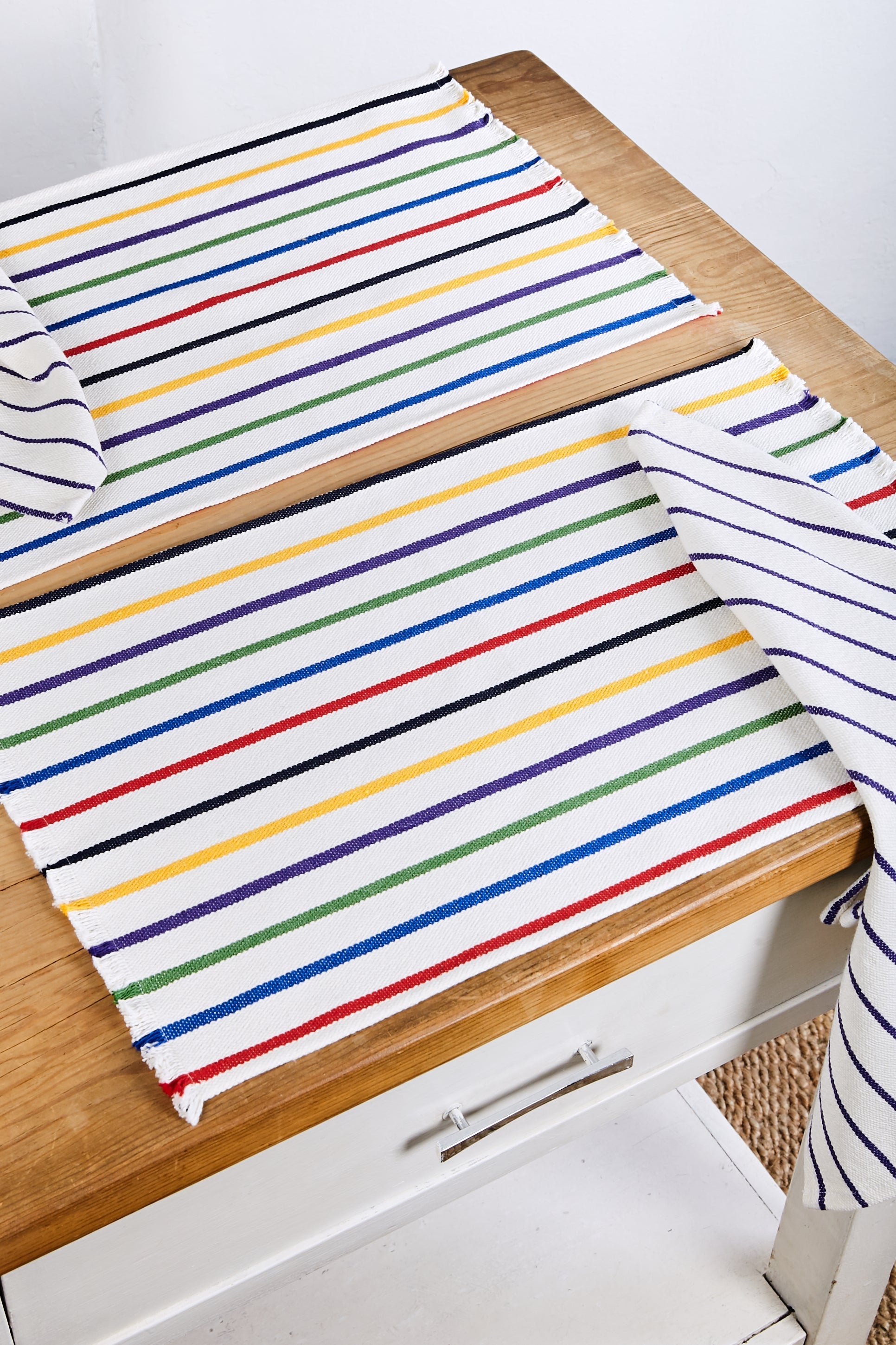 Manteles de rayas multicolores en algodón, estilo moderno, perfectos para decorar mesas.