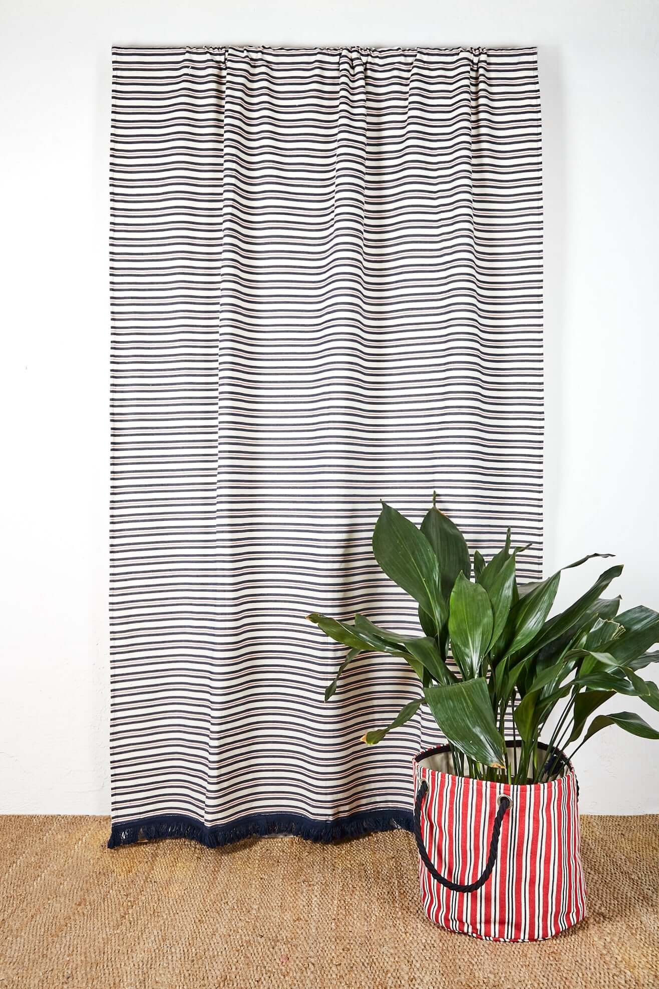  Cortina loneta rayas azules blancas con planta verde en maceta roja - cortina terraza estilo mediterráneo decoración