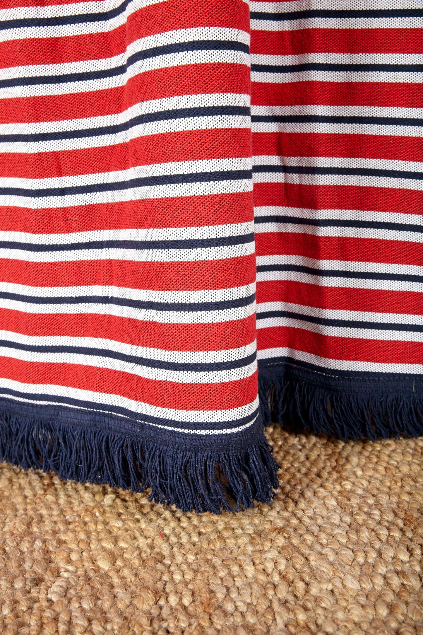Detalle textura loneta rayas rojas y fleco azul marino - cortina algodón reciclado tejido artesanal español