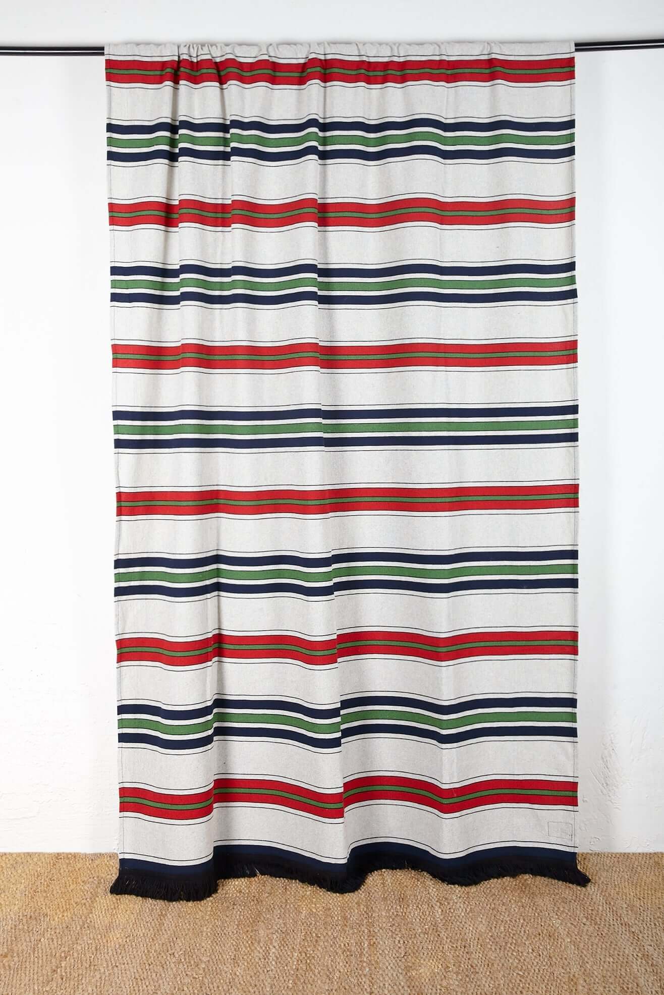 Cortina tejido canario rayas rojas azules verdes 155x225cm colgada en barra negra - cortina algodón terraza España