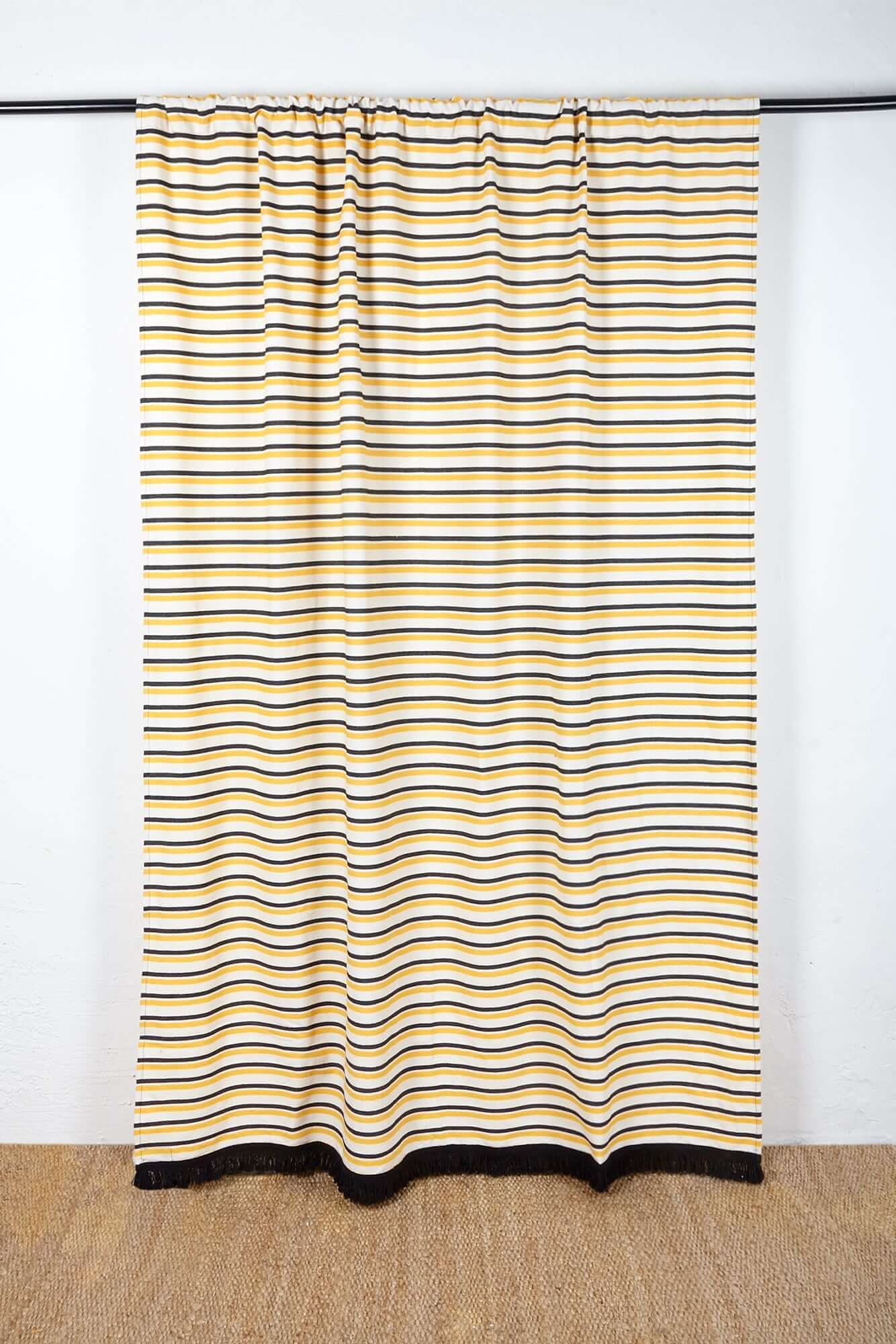 Cortina loneta rayas amarillas negras blancas 155x225cm con fleco negro colgada en barra - cortina algodón España