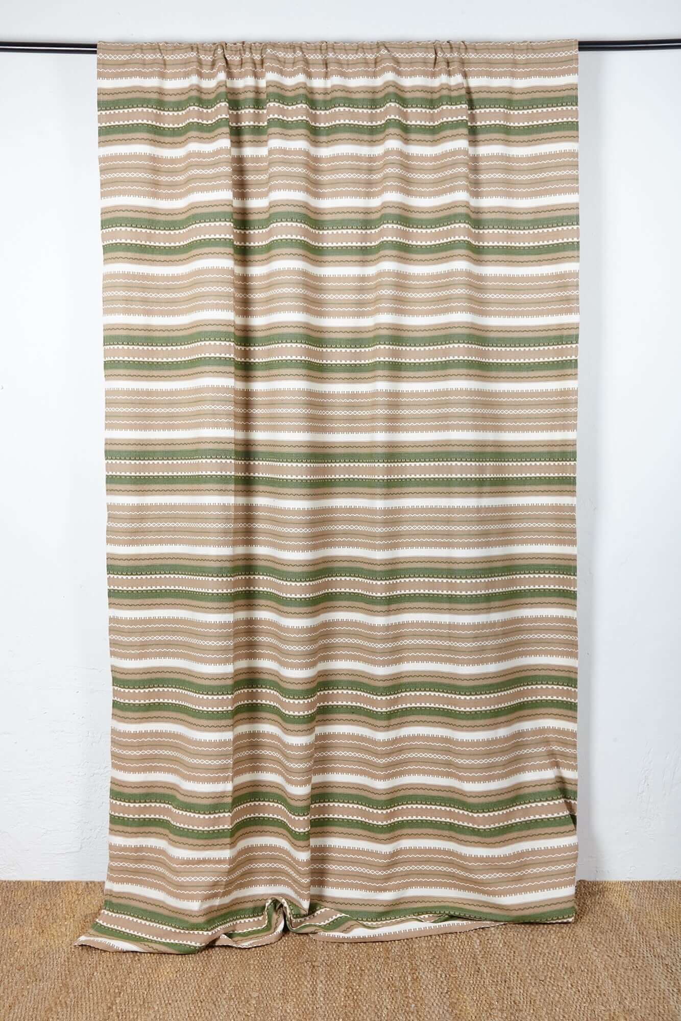 Cortina alpujarra verde marrón artesanal colgada mostrando rayas horizontales tradicionales