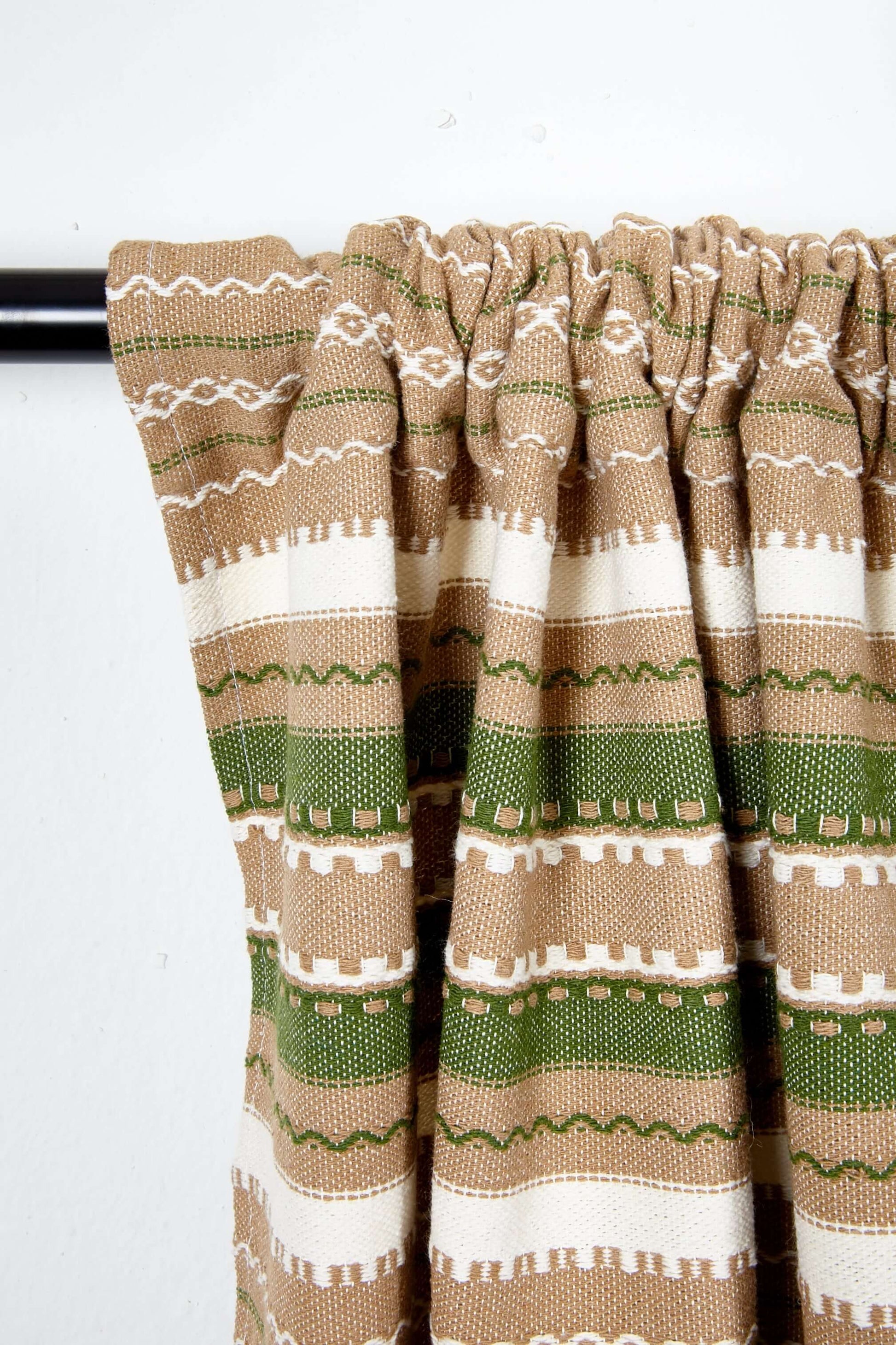 Detalle de fruncido en barra de cortina alpujarra verde marrón con rayas beige y blancas