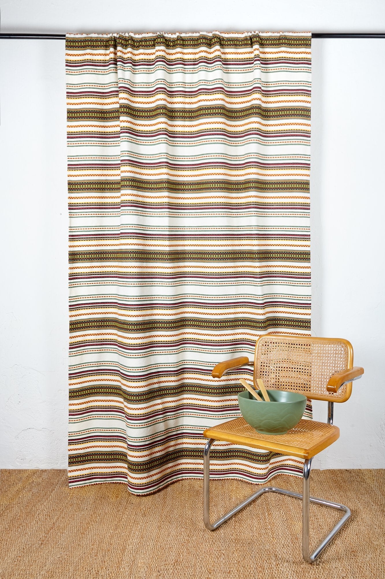 Cortina de rayas marrones y doradas de algodón, estilo bohemio, perfecta para decorar cualquier habitación.
