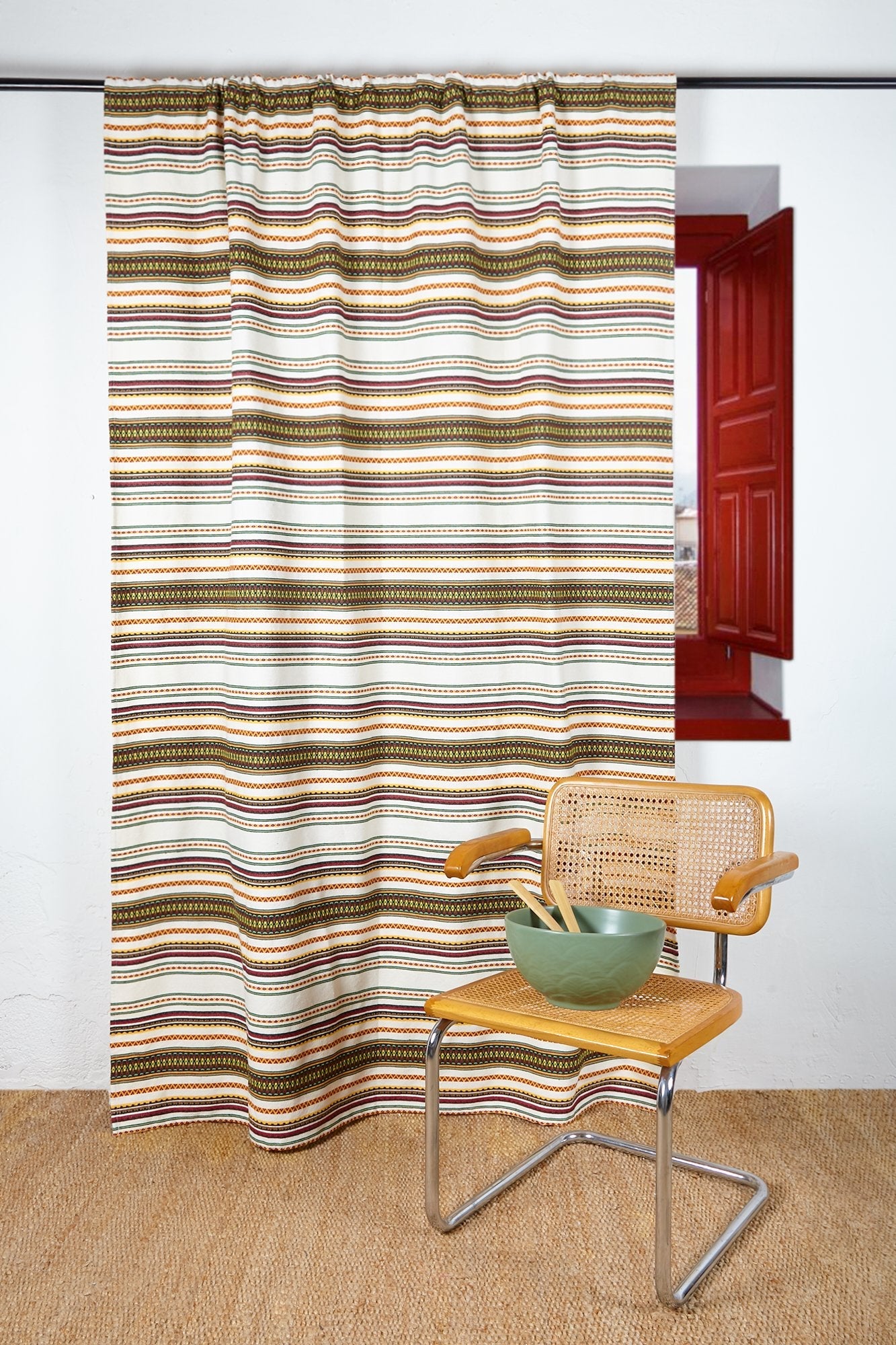 Cortina de algodón con rayas marrones y blancas, estilo bohemio, ideal para decoración interior.
