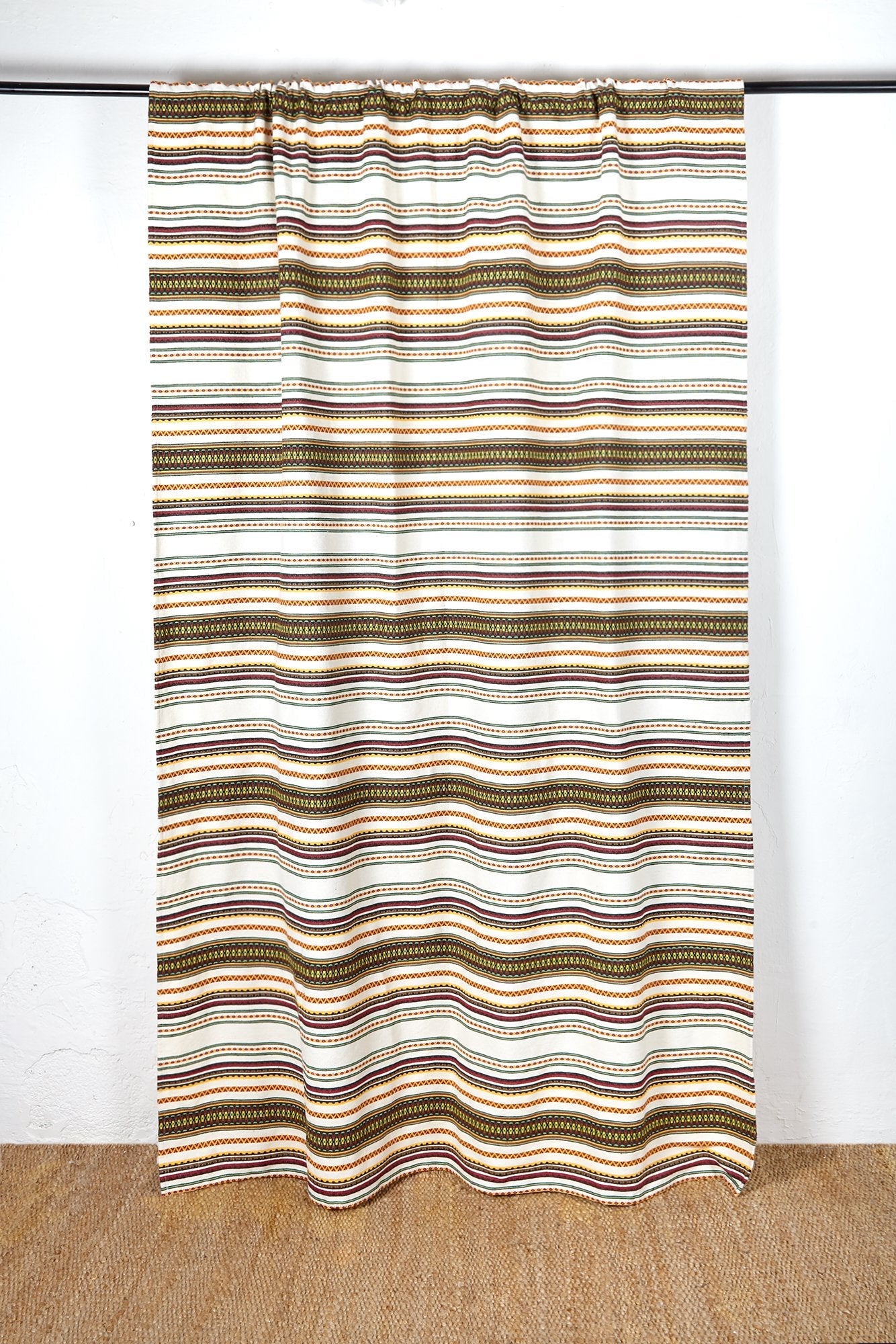 Cortina de rayas en tonos beige, mostaza y marrón, de tejido suave y diseño moderno. Ideal para decorar cualquier habitación.