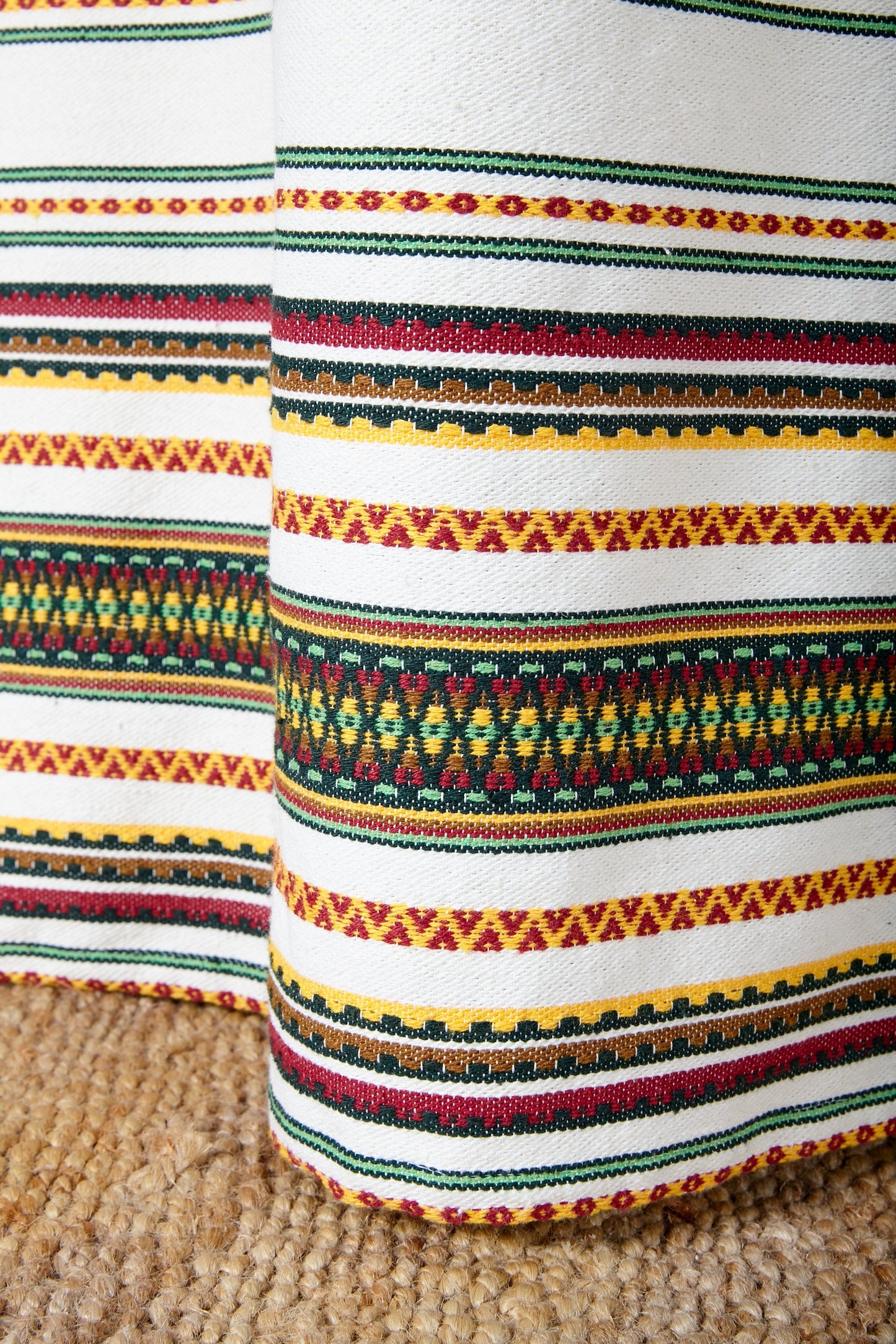 Tela de algodón con rayas en rojo, verde y amarillo, ideal para textiles artesanales.