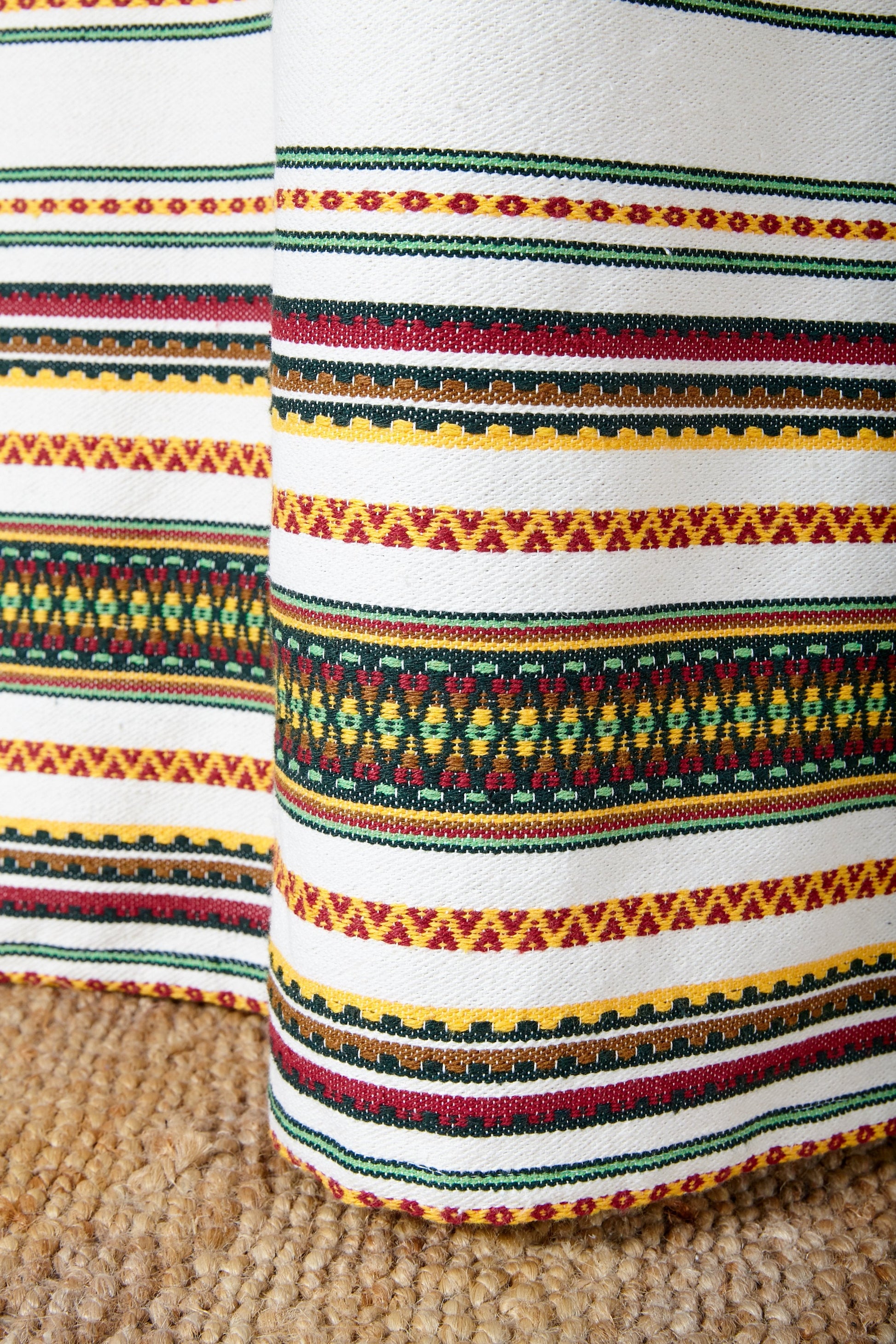 Tela de algodón con rayas en rojo, verde y amarillo, ideal para textiles artesanales.