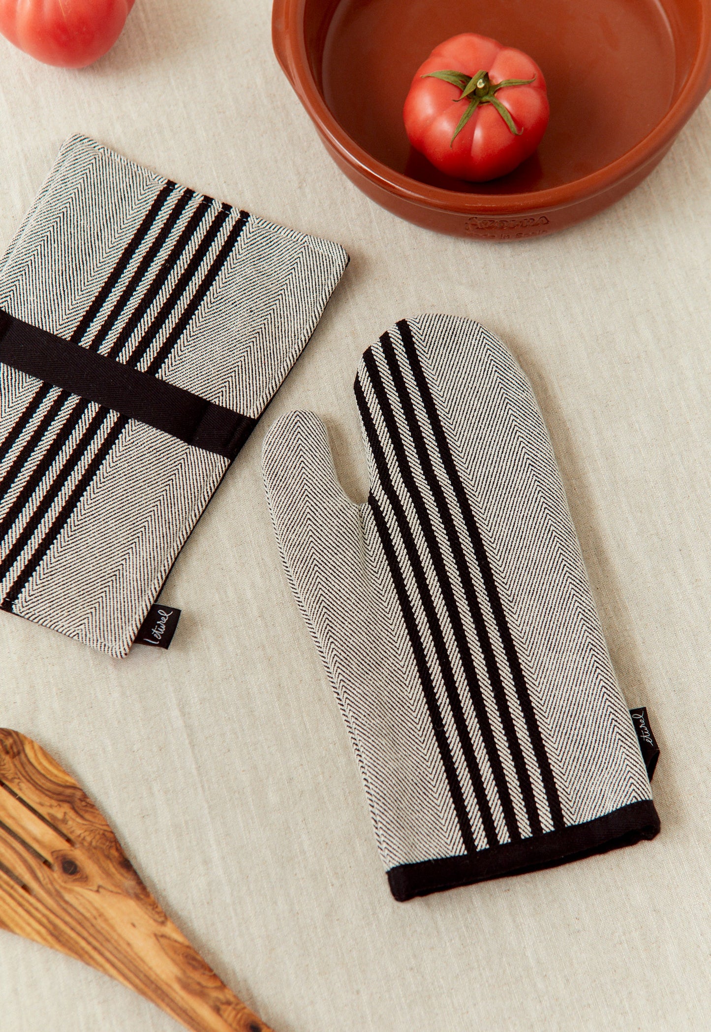Manopla de cocina herringbone en blanco y negro con franjas, incluye agarradera a juego. Perfecta para cocinas modernas.