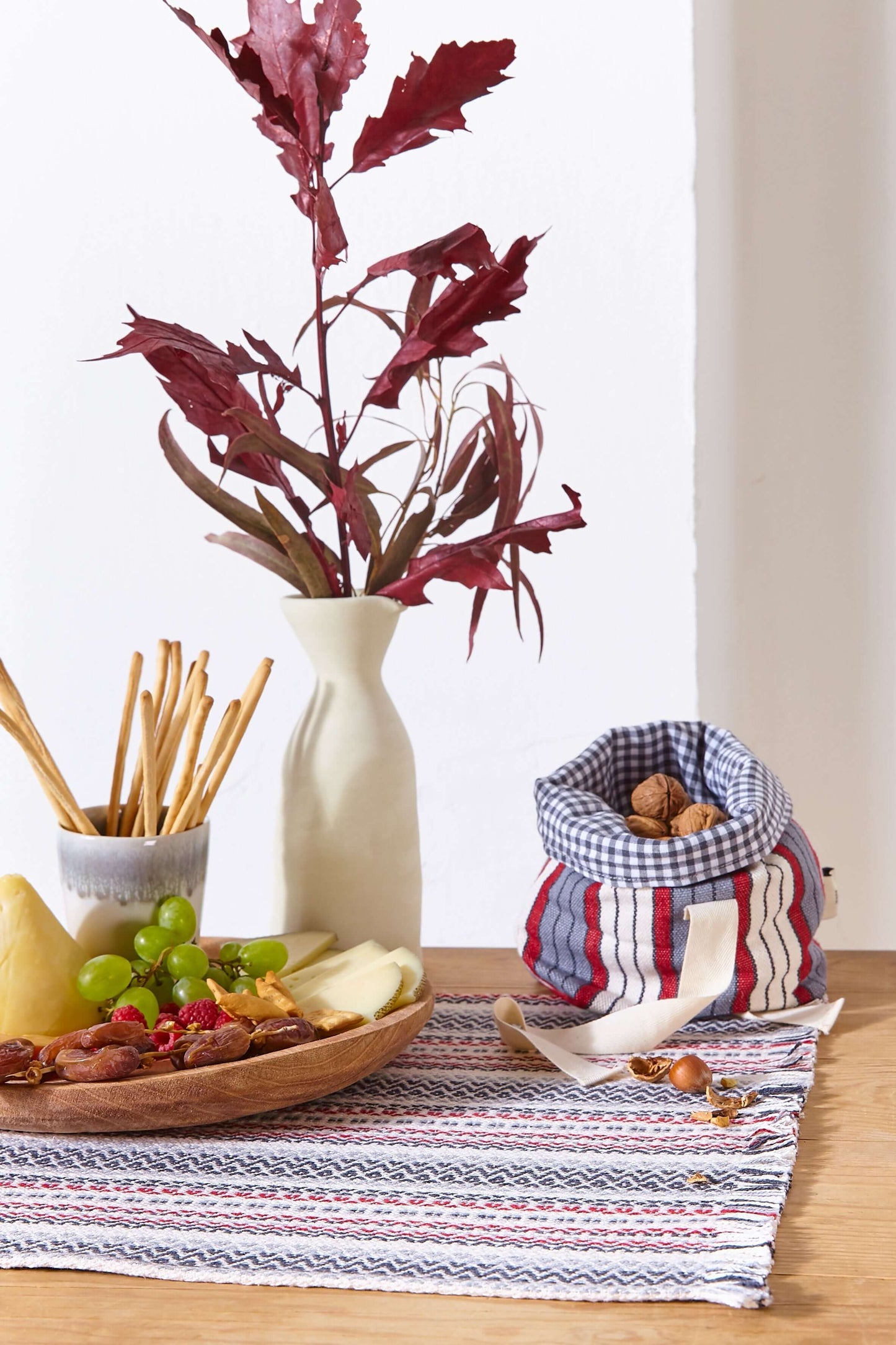 Camino de mesa granate tejido morellano artesanal 155x48cm con flecos