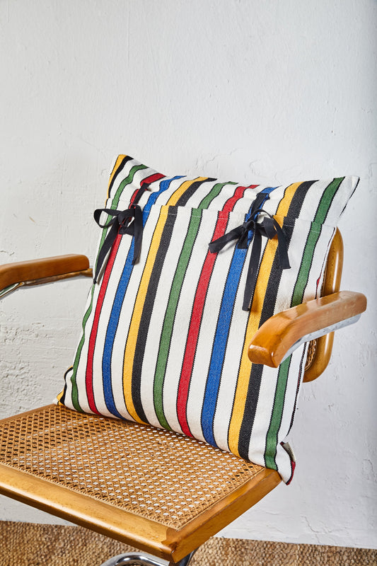 Cojín de rayas multicolores, algodón, con lazos negros, estilo moderno, ideal para decorar.