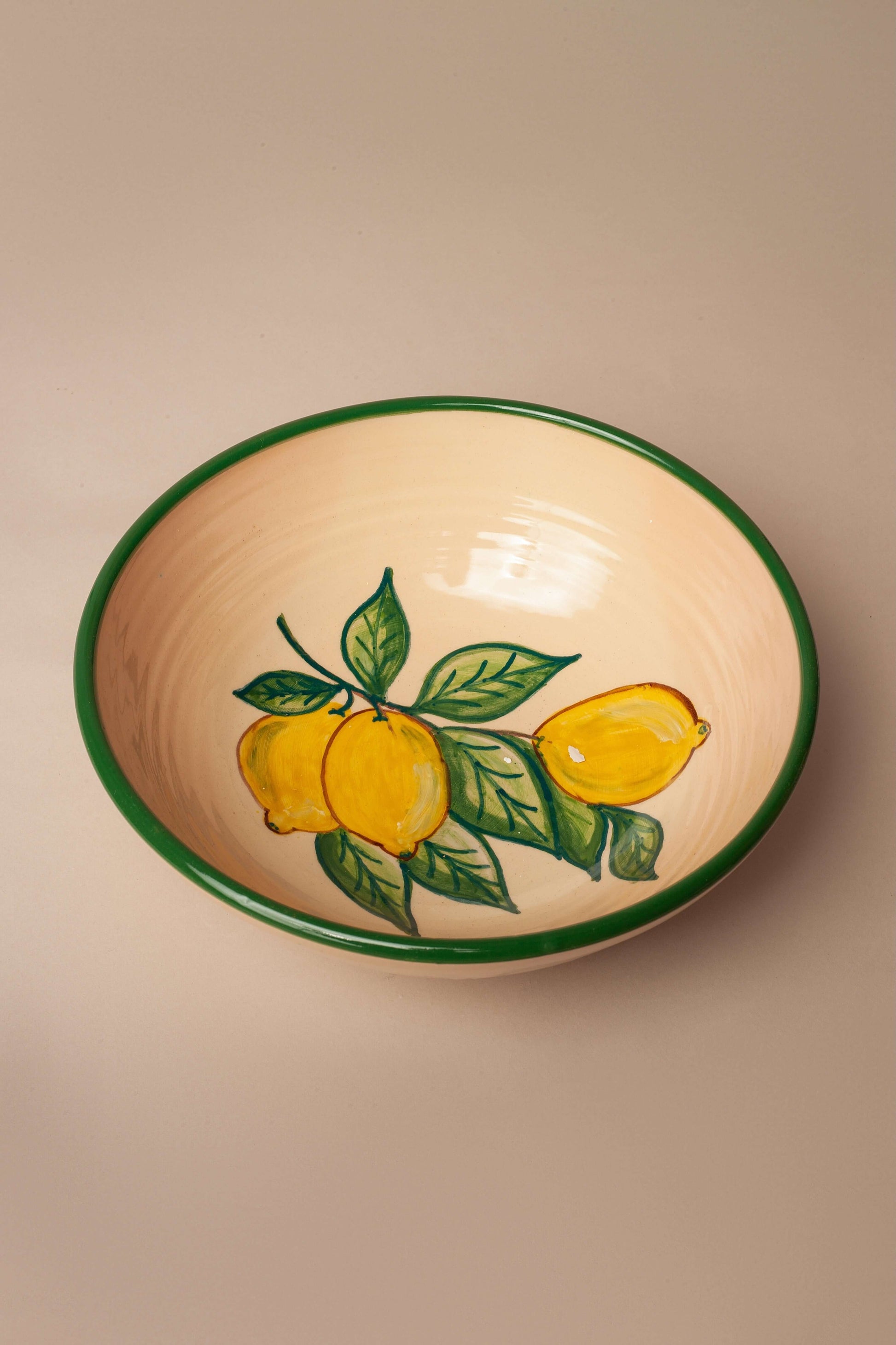 Vista superior ensaladera cerámica 30cm con limones pintados y borde verde - bowl artesanal español para ensaladas