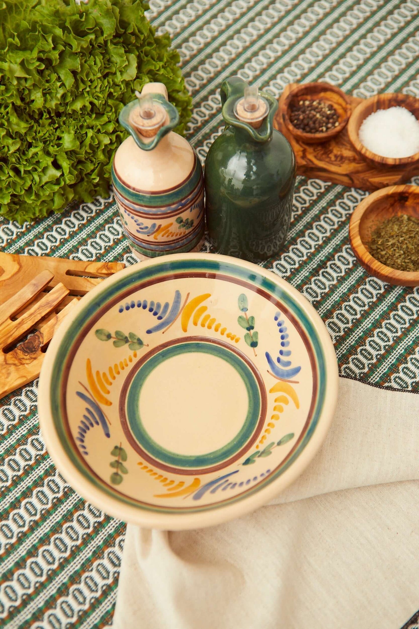 Ensaladera cerámica artesanal Medina con estampado azul amarillo verde sobre mantel - bowl 24cm hecho a mano