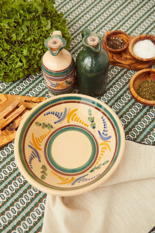 Ensaladera cerámica artesanal Medina con estampado azul amarillo verde sobre mantel - bowl 24cm hecho a mano