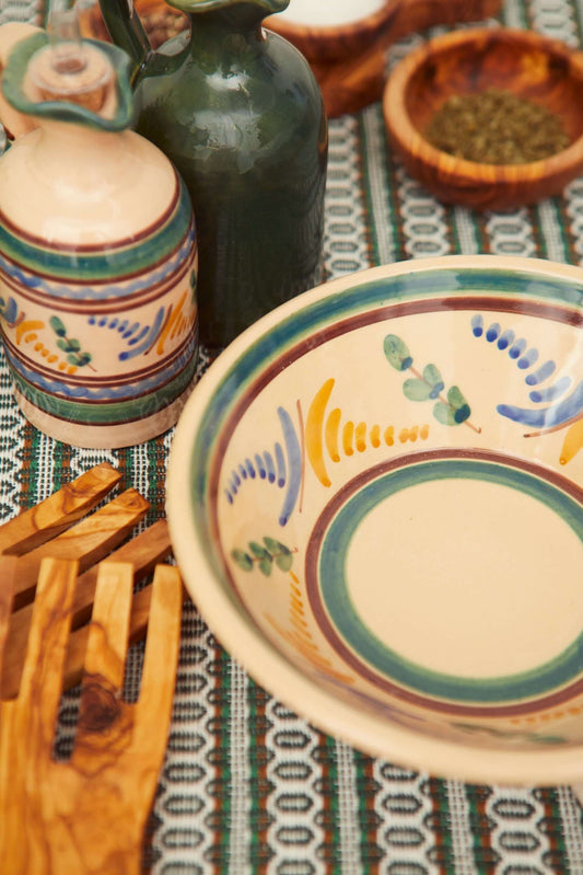 Detalle ensaladera cerámica estampada Medina con cubiertos olivo y aceitera verde - vajilla artesanal Córdoba