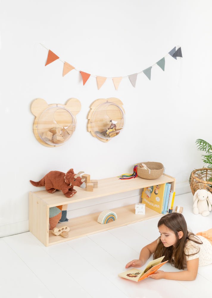 Estante de madera clara con diseño minimalista, ideal para habitaciones infantiles. Acabado natural y decoraciones de animales.