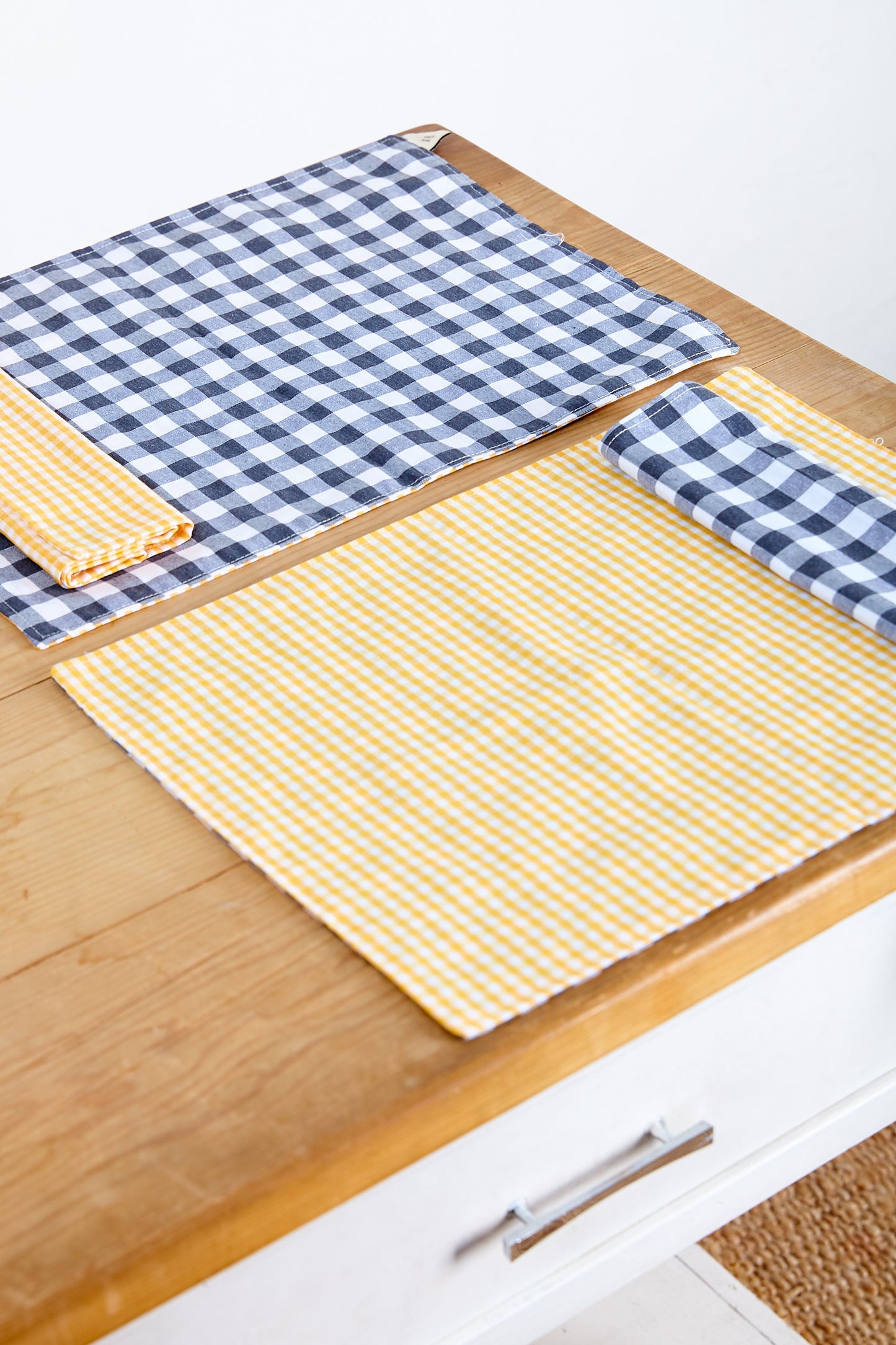 Manteles de cuadros en azul y blanco, y amarillo a rayas, de algodón, ideales para cocina y comedor.