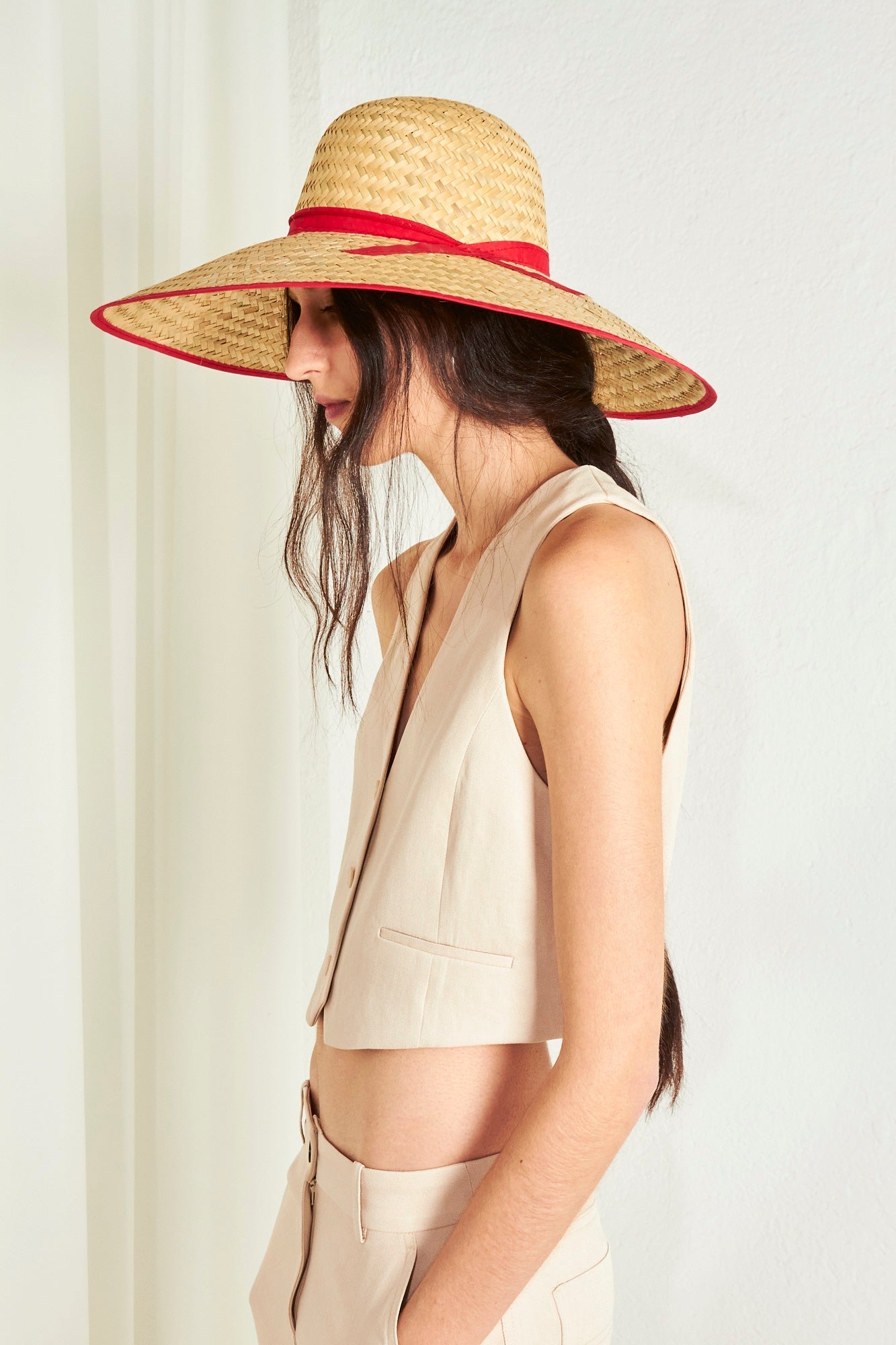 Sombrero de paja color natural con cinta roja, estilo de moda veraniega, ideal para el clima cálido.