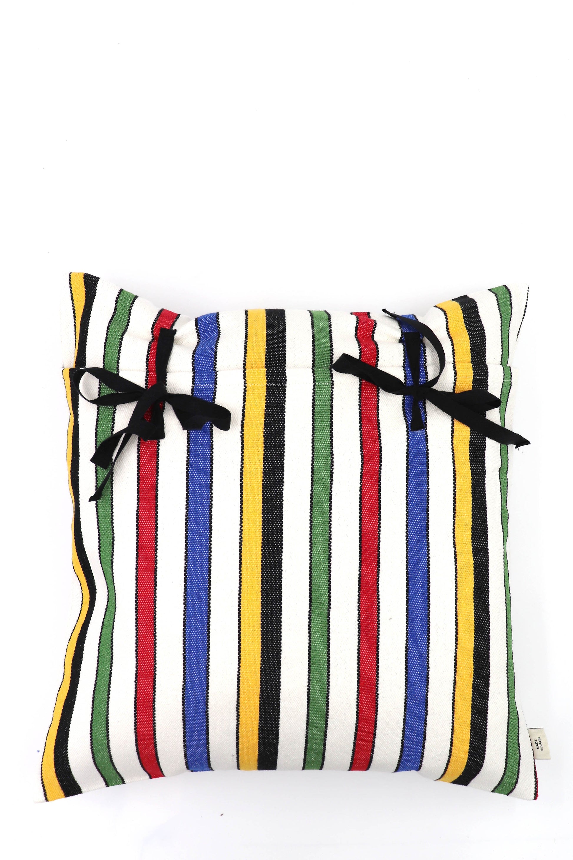 Cojín de rayas multicolores en verde, rojo, negro, amarillo y azul, con lazos de ajuste en negro.