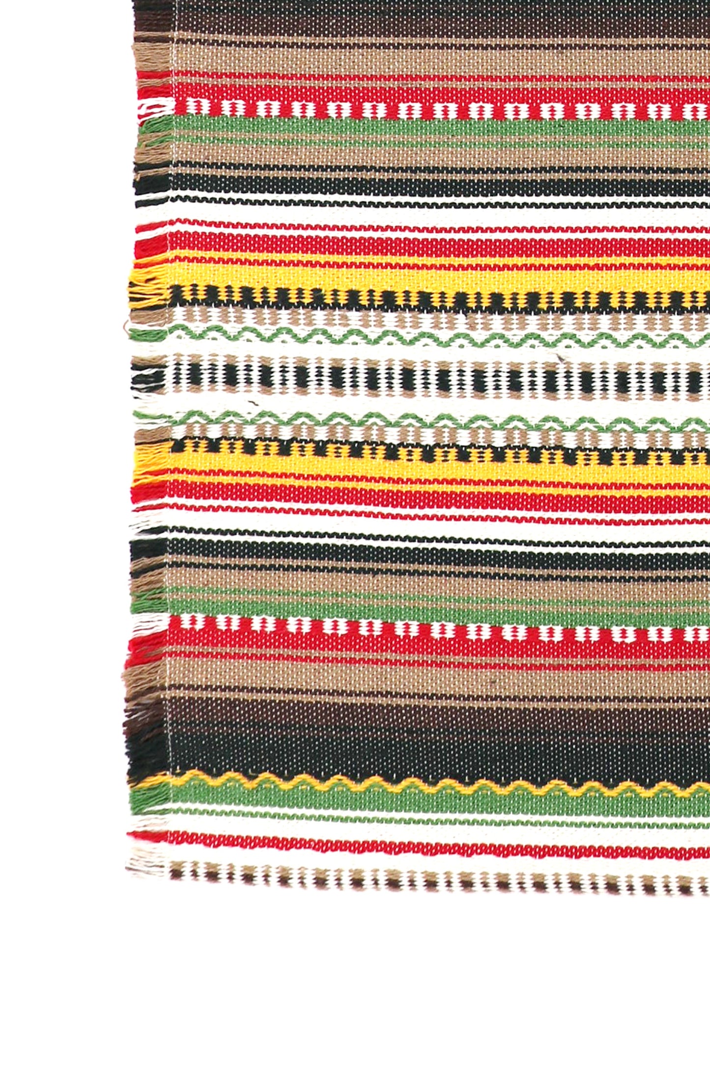 Alfombra tejida a mano en tonos marrón, rojo, verde y amarillo, con diseño de rayas y flecos decorativos.