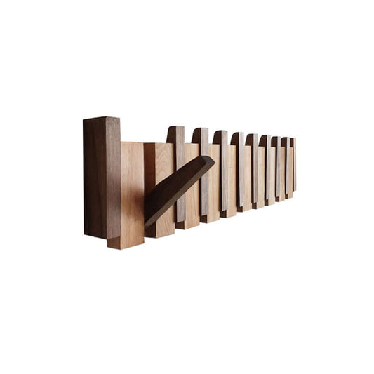 Perchero de pared de madera natural con listones verticales y ganchos plegables en diseño escandinavo minimalista.