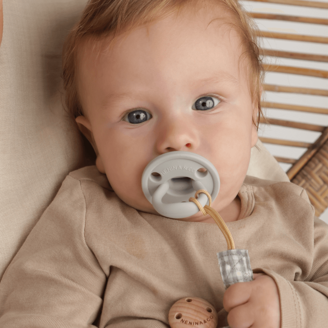 Kit Nenina & Co – Beige | 2 Chupeteros Algodón Orgánico + 1 Chupete Clásico de Silicona