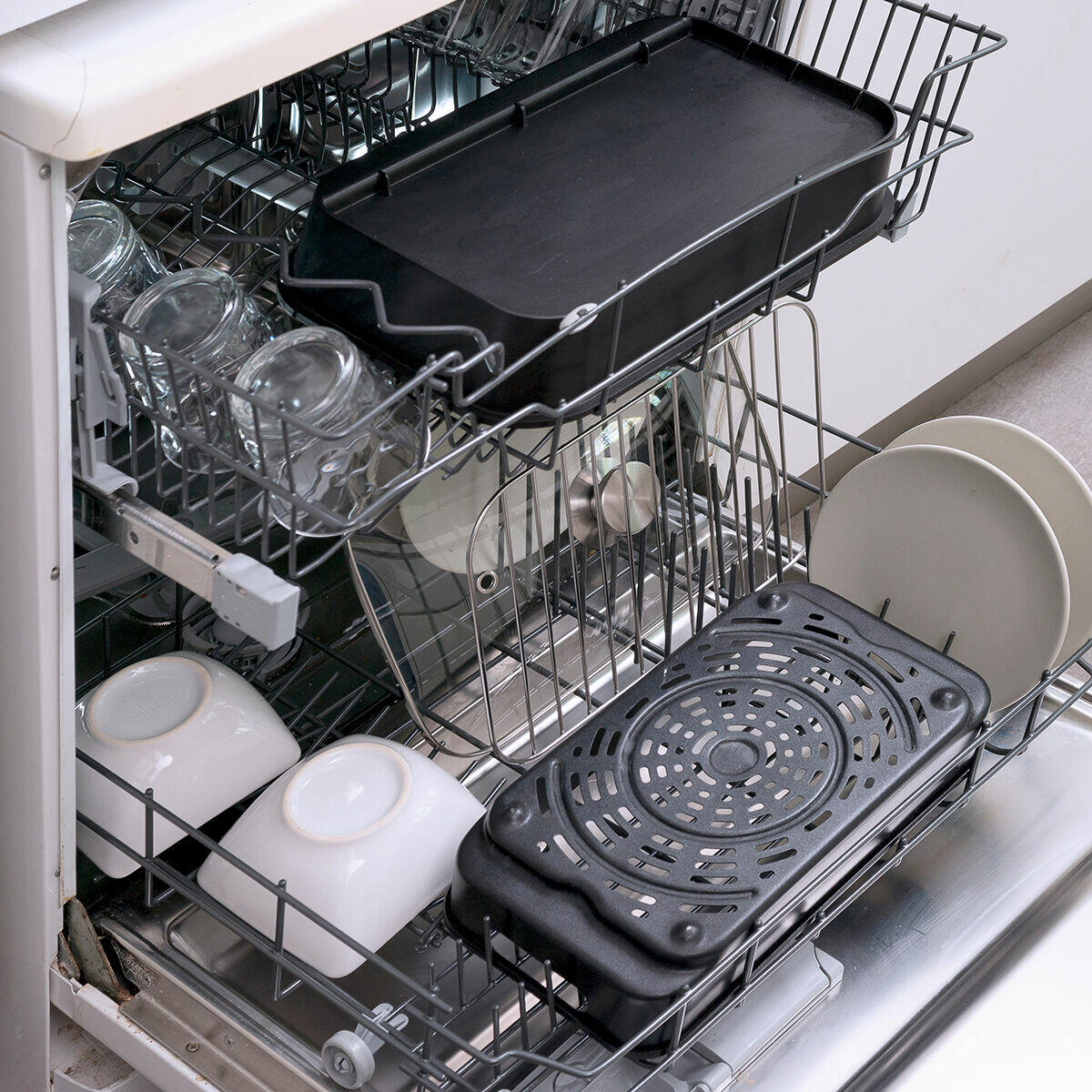 Freidora de aire con accesorios lavavajillas - Air fryer InnovaGoods con cepillo limpieza