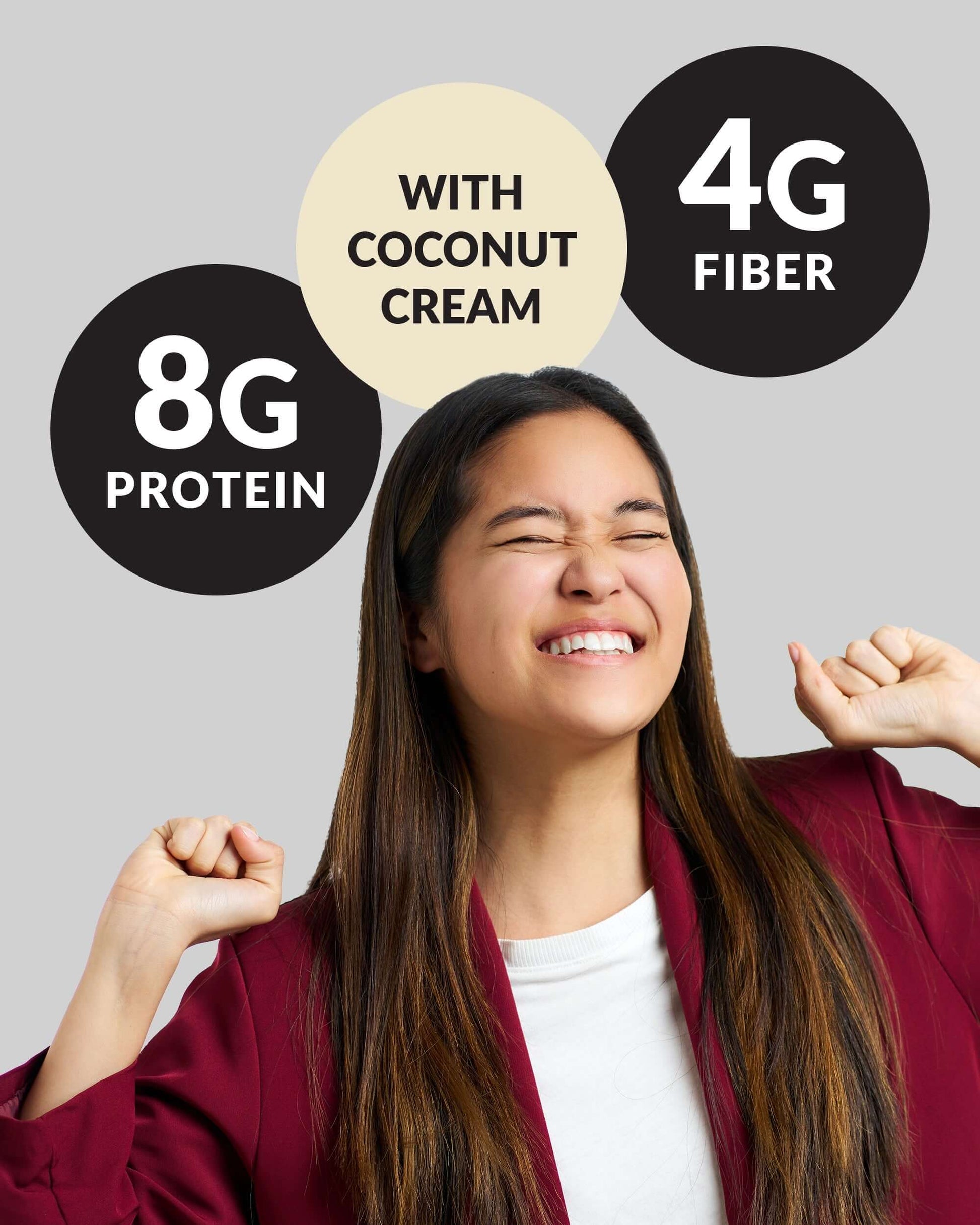 Mujer sonriente con 8g de proteína, 4g de fibra y crema de coco en un fondo gris.
