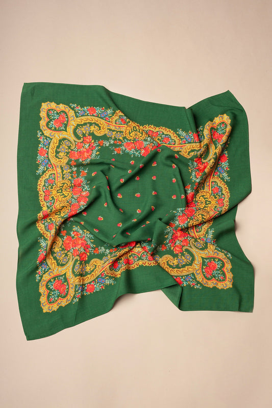 Pañuelo cuadrado verde botella con estampado de cadenas doradas y flores rojas estilo tradicional portugués.