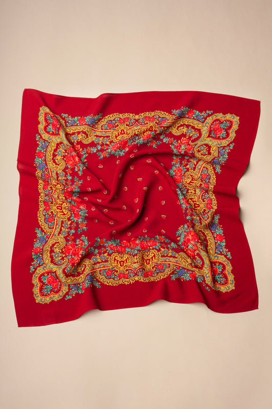 Pañuelo cuadrado granate con estampado tradicional de flores y cenefas doradas, estilo folclórico portugués.