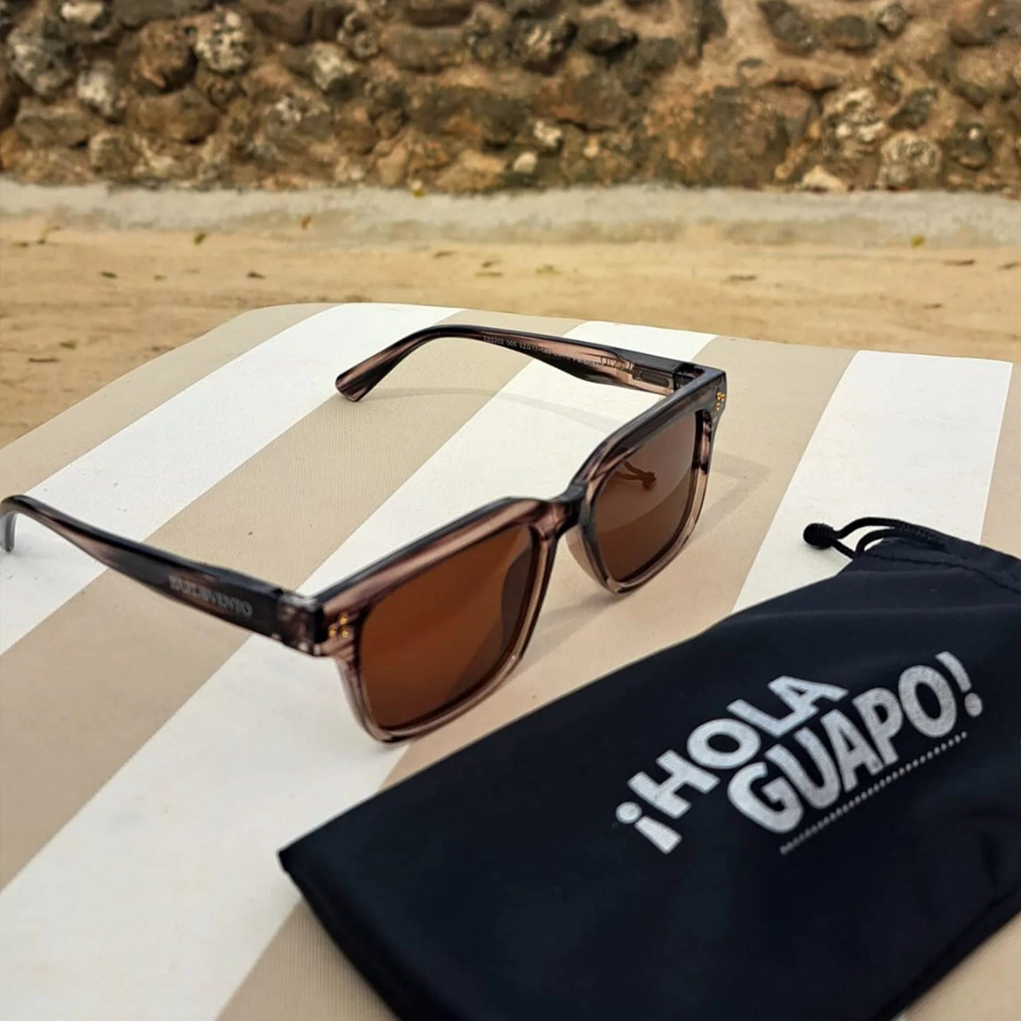 Illetes · gafas de sol de color marrón grisáceo cristalino con lentes marrones