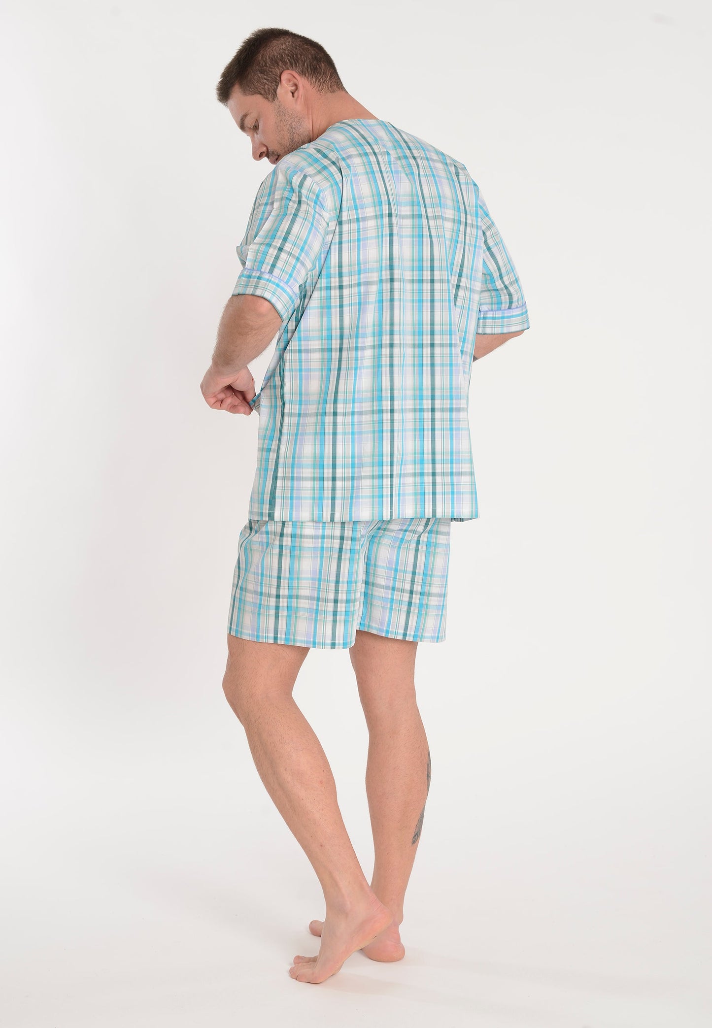 Pijama de hombre de cuadros en tonos azul y verde, material suave, estilo cómodo y fresco.