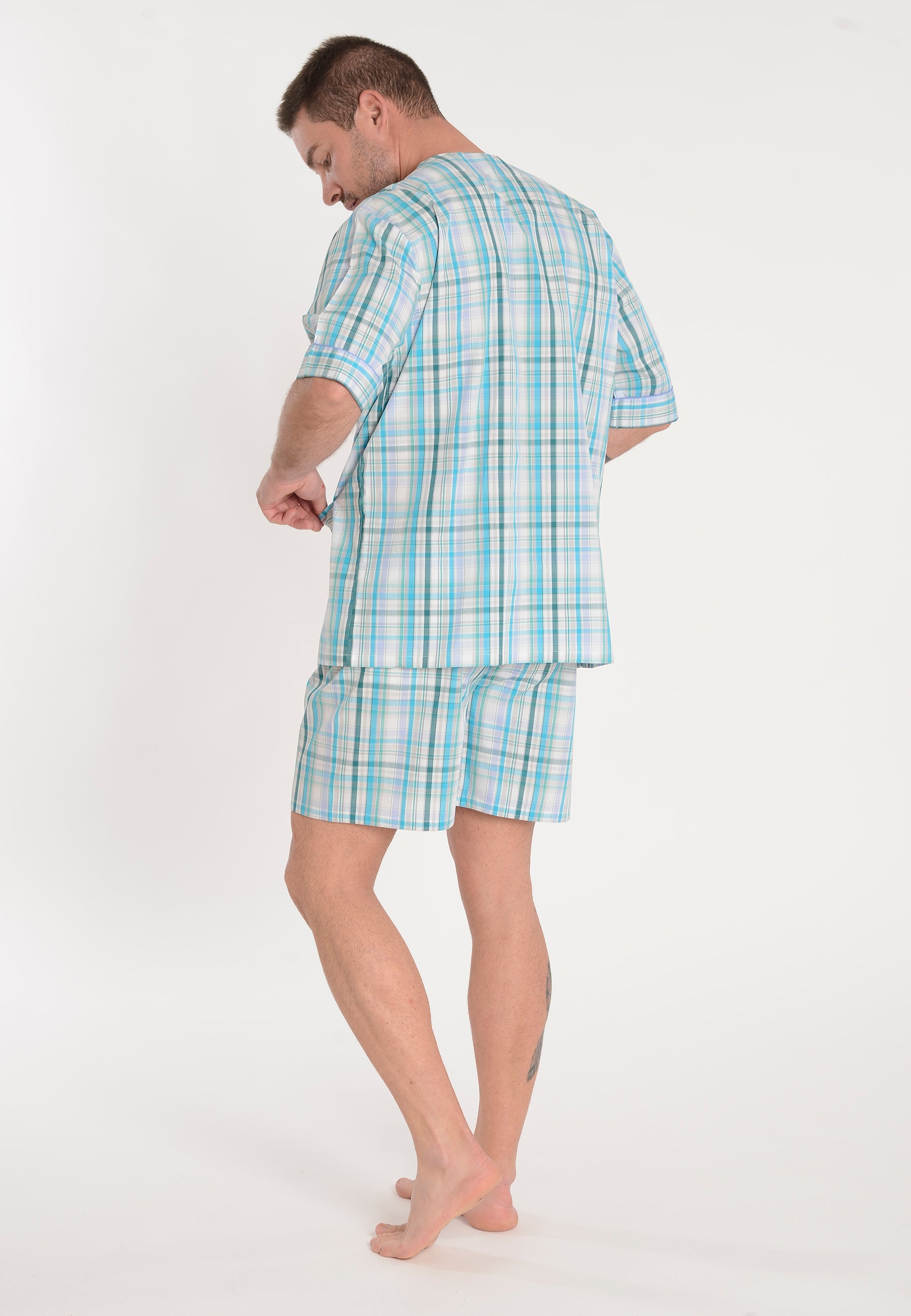 Pijama de hombre de cuadros en tonos azul y verde, material suave, estilo cómodo y fresco.
