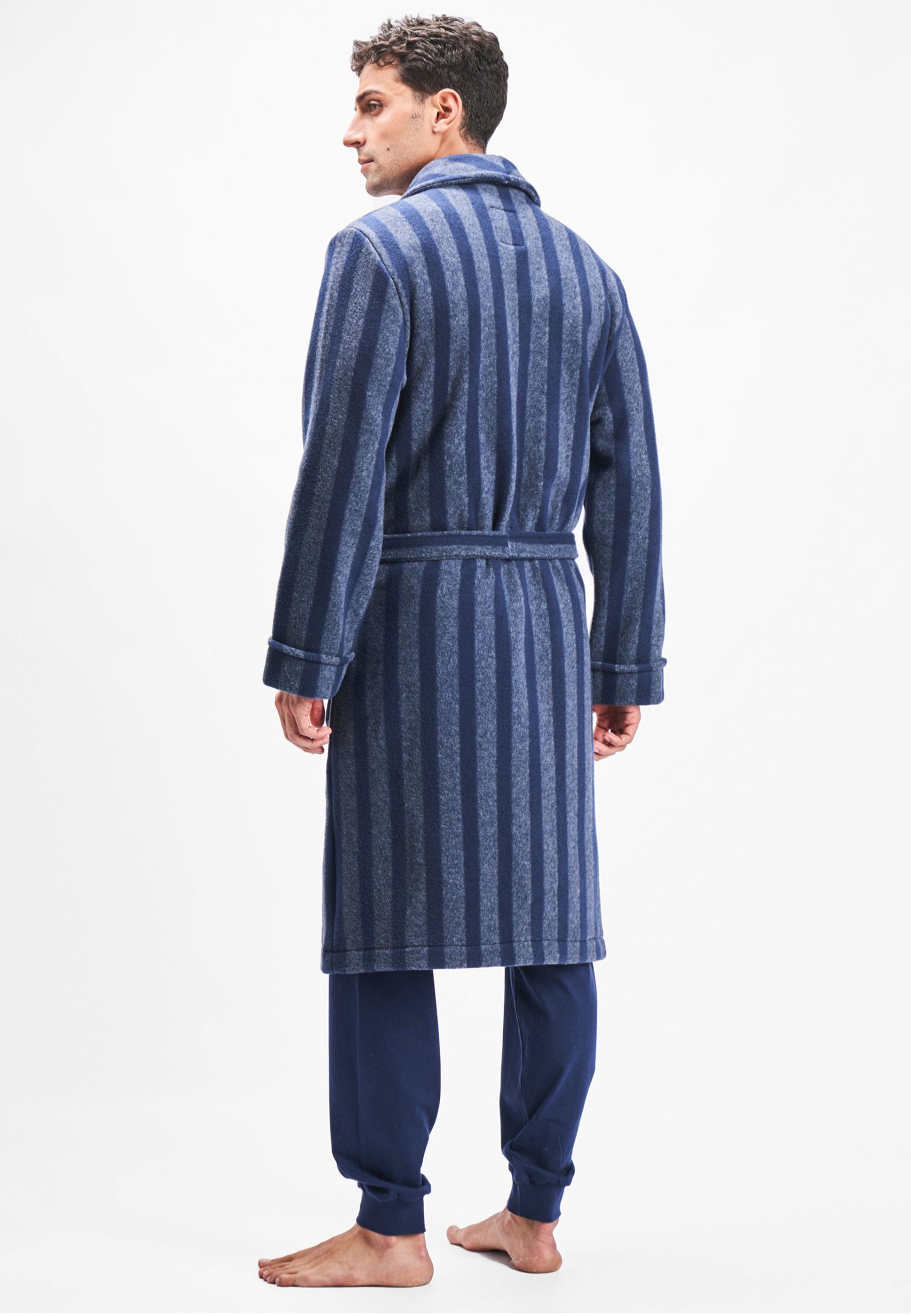 Bañador de hombre azul con rayas, de felpa suave y cálido, ideal para casa y momentos de relajación.