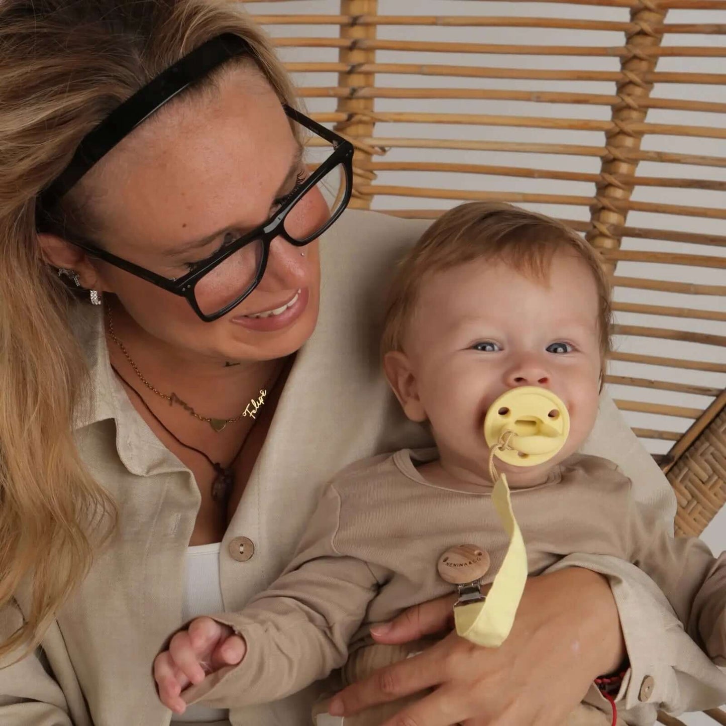 Kit bebé 1 Guardachupete + 2 Chupeteros + 2 Chupetes Blue y Amarillo DIAMOND Nenina & Co