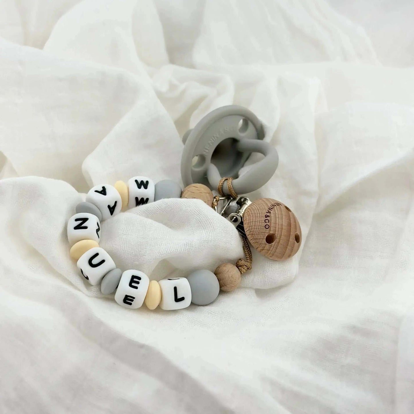Chupetero Personalizado Gris con Nombre en Silicona Orgánica | Nenina & Co.