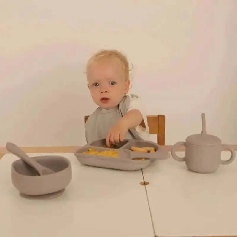 Kit Deluxe Babero + Vajilla BLW Gris 9 Piezas de Silicona orgánica con ventosas Nenina & Co