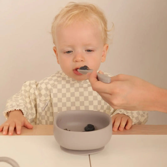 Kit Deluxe Vajilla + Babero BLW Gris 9 Piezas de Silicona orgánica con ventosas Nenina & Co