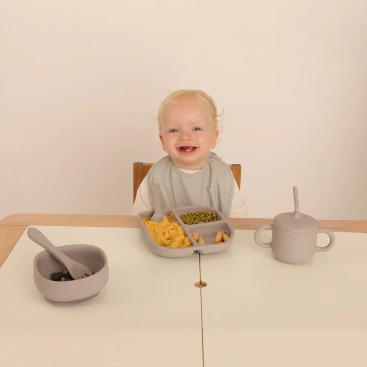 Kit Deluxe Vajilla + Babero BLW Gris 9 Piezas de Silicona orgánica con ventosas Nenina & Co