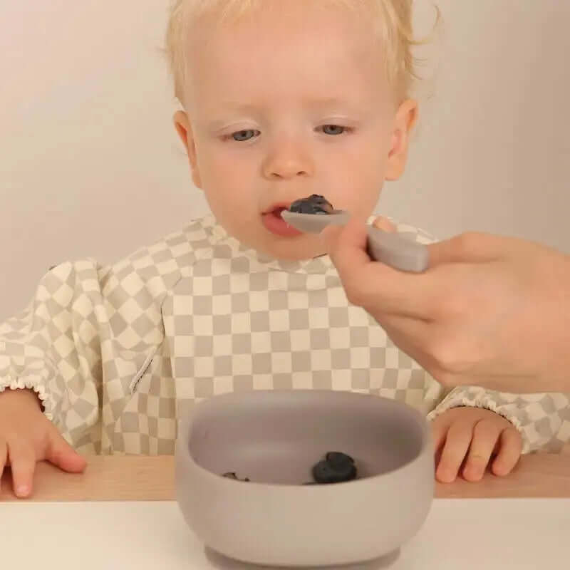 Kit Deluxe Babero + Vajilla BLW Gris 9 Piezas de Silicona orgánica con ventosas Nenina & Co