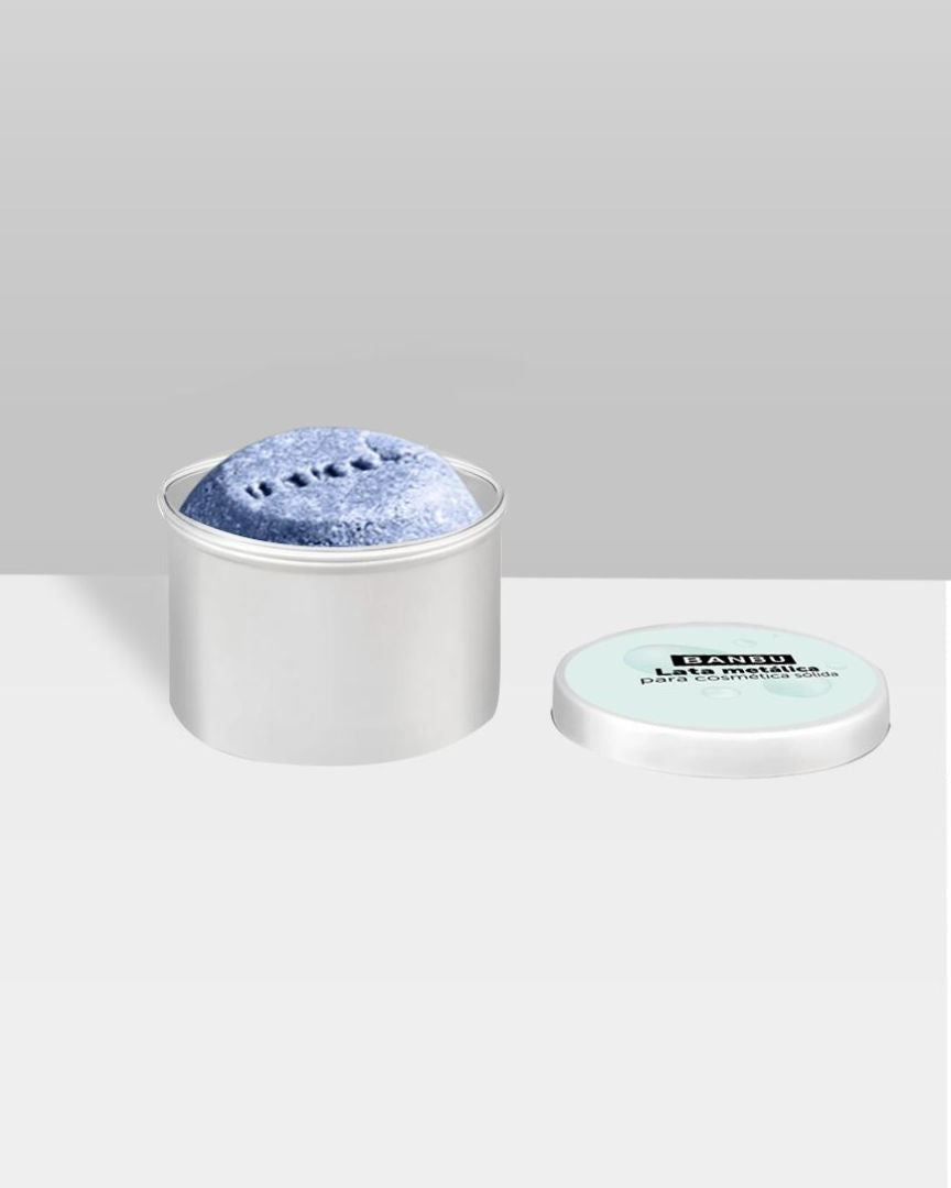 Esponja facial azul de arcilla en frasco plateado, ideal para limpieza profunda y cuidado de la piel.