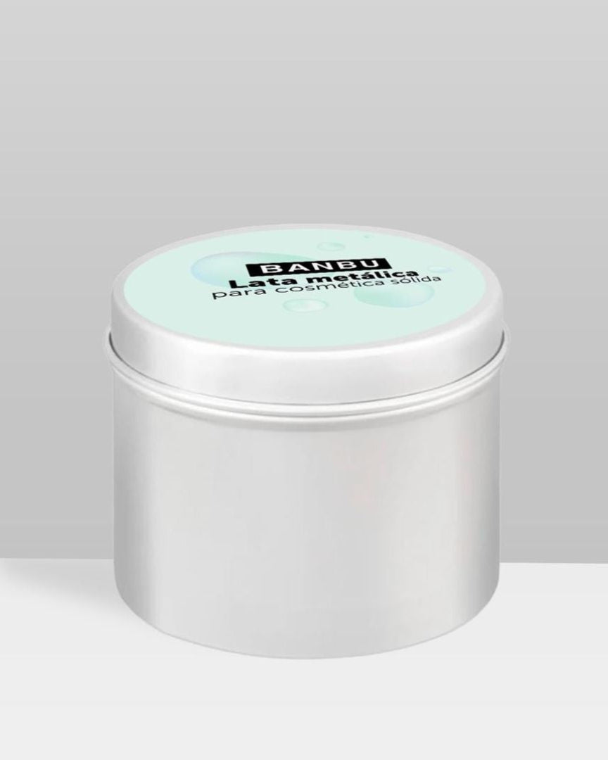 Lata metálica plateada de Banbu para cosmética sólida, con tapa en color azul claro y diseño minimalista.