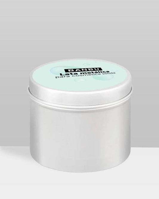 Lata metálica plateada de Banbu para cosmética sólida, con tapa en color azul claro y diseño minimalista.