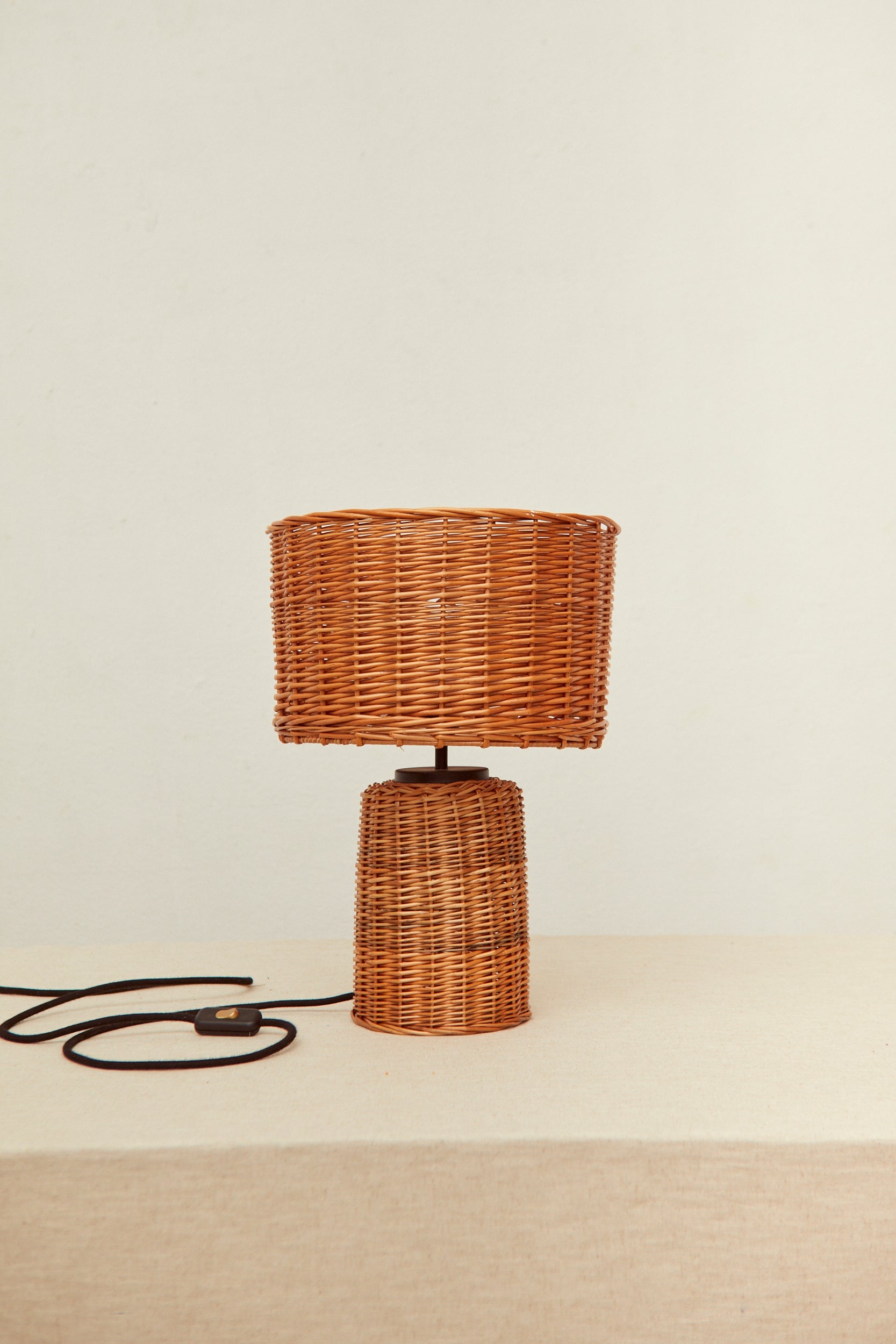 lámpara de mimbre natural artesanal hecha en España