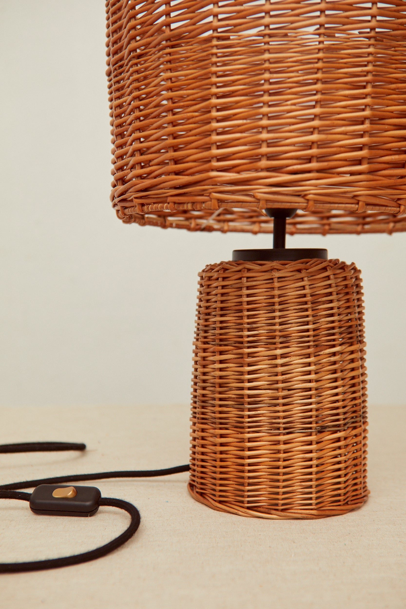 lámpara de mimbre con base de madera y tulipa trenzada