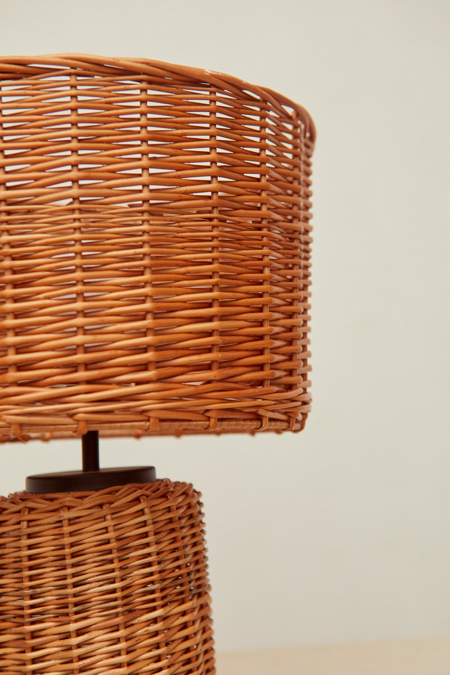 lámpara de mimbre natural estilo mediterráneo