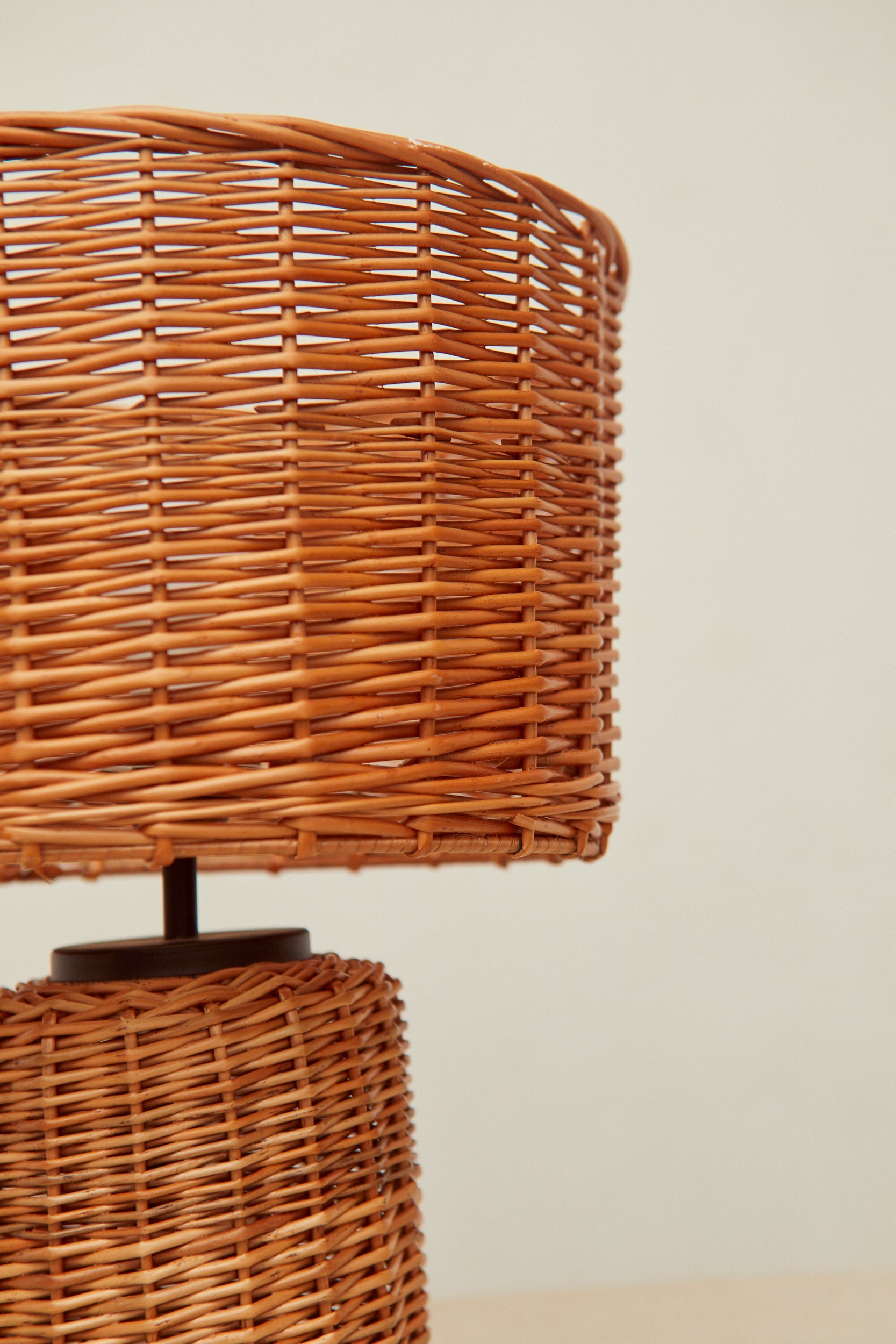 lámpara de mimbre natural estilo mediterráneo