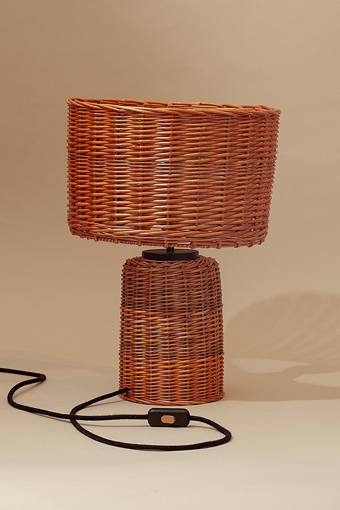 lámpara artesanal de mimbre para salón o dormitorio