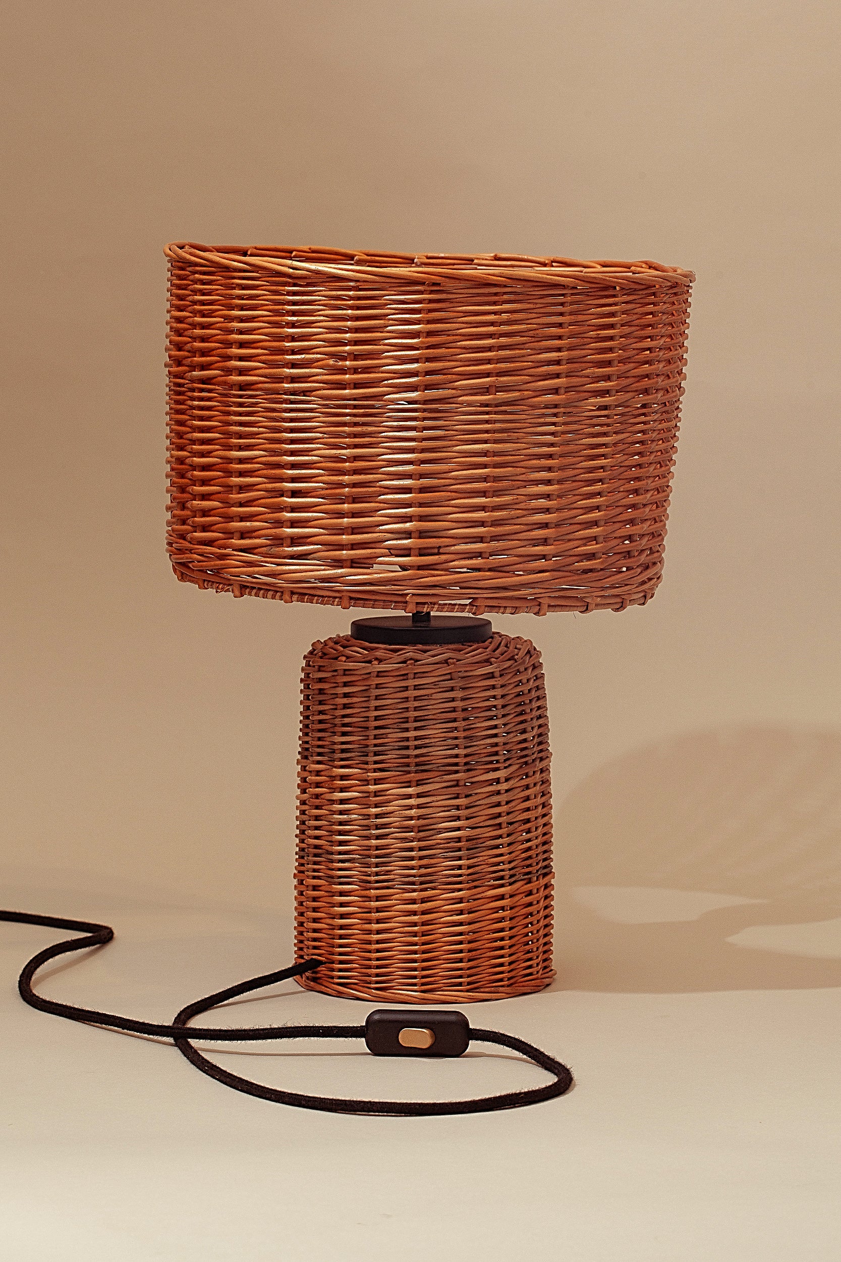 lámpara artesanal de mimbre para salón o dormitorio