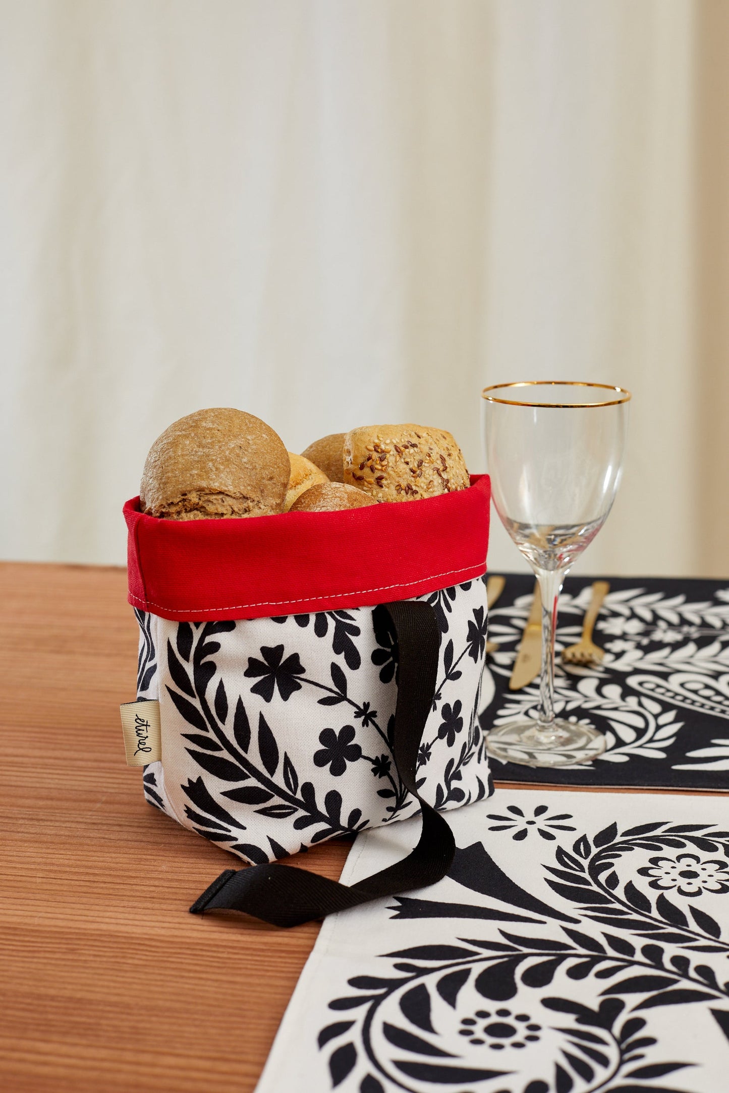 Panera pequeña folklore blanco